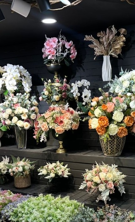 چطور گل مصنوعی را تمیز کنیم؟ راهنمای شستشو و نگهداری برای ماندگاری بیشتر